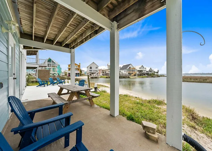 Holiday home Remodeled Lagoon-front With Decks Views Paddleboat
