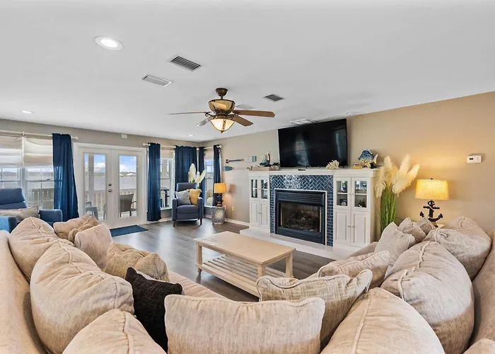 Holiday home Remodeled Lagoon-front With Decks Views Paddleboat
