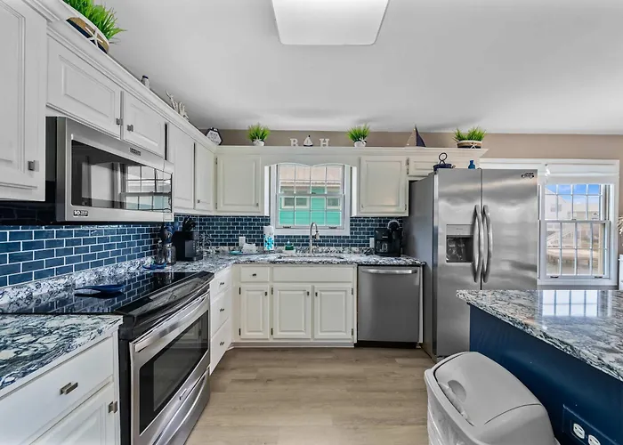 Holiday home Remodeled Lagoon-front With Decks Views Paddleboat *