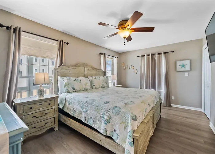 Holiday home Remodeled Lagoon-front With Decks Views Paddleboat *